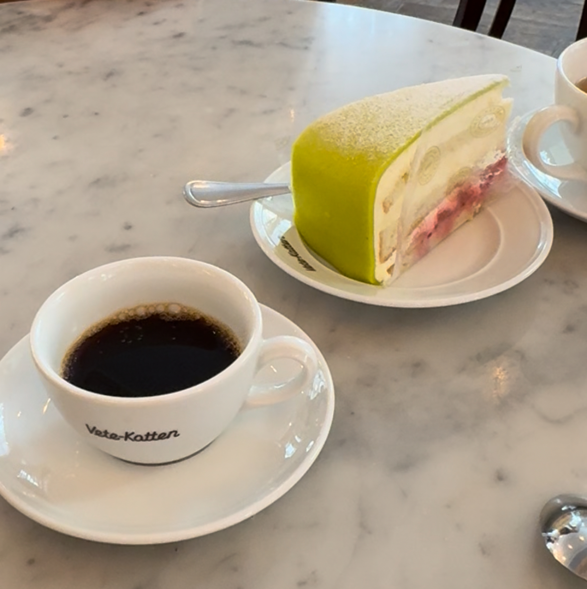 ストックホルムの老舗カフェVete-Kattenで提供されるプリンセスケーキとコーヒー